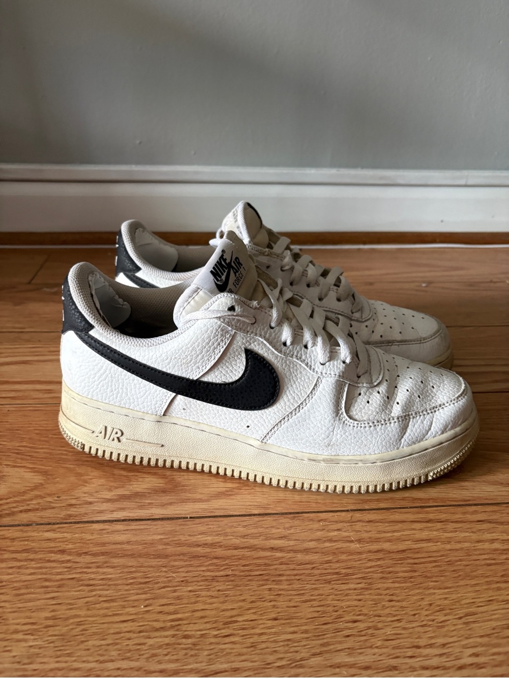 Nike White Leather Sneakers with Black Swoosh